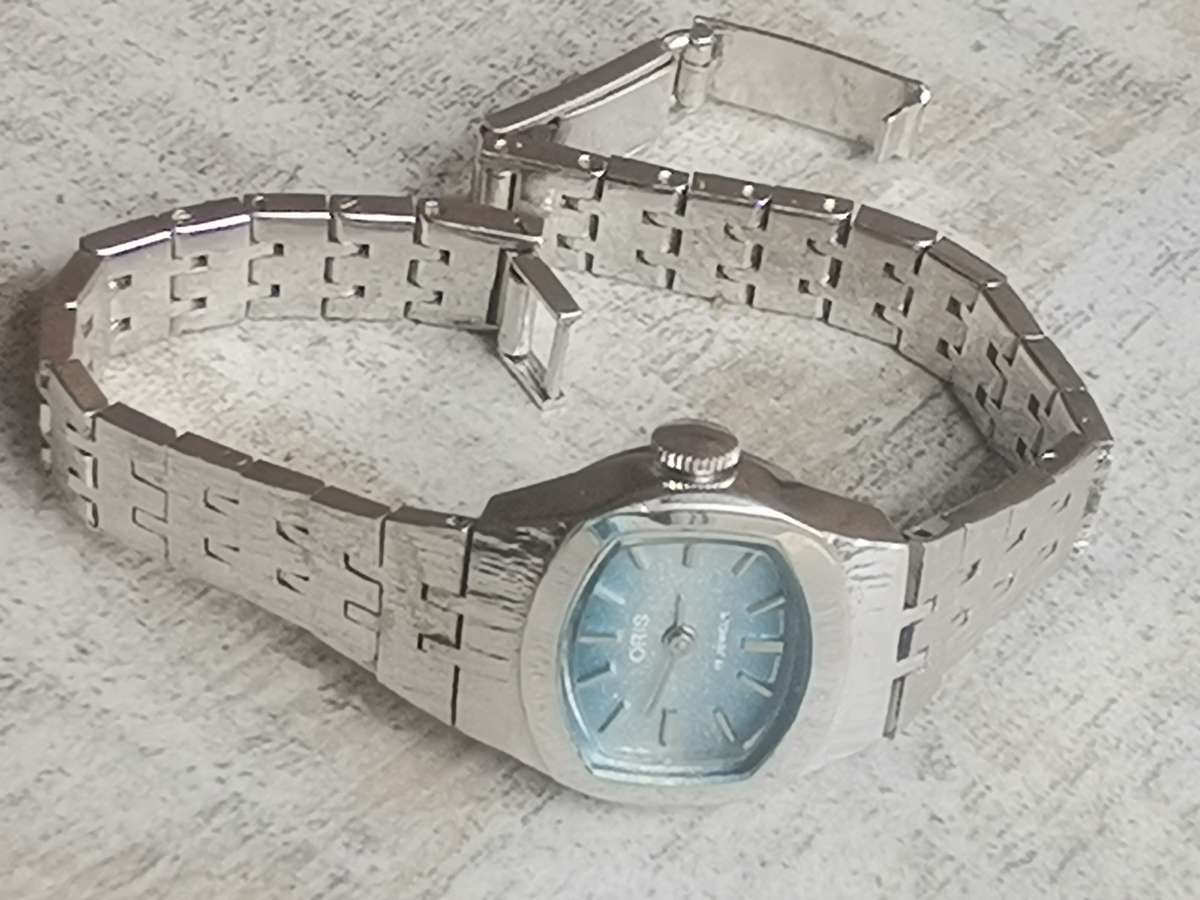 VINTAGE LADIES ORIS 17 JEWELS WATCH WITH DISPLAY BOX