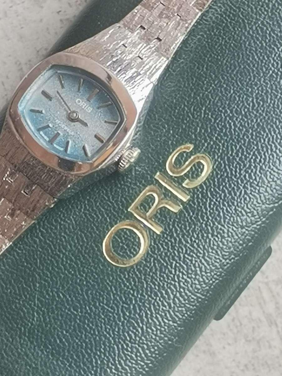 VINTAGE LADIES ORIS 17 JEWELS WATCH WITH DISPLAY BOX