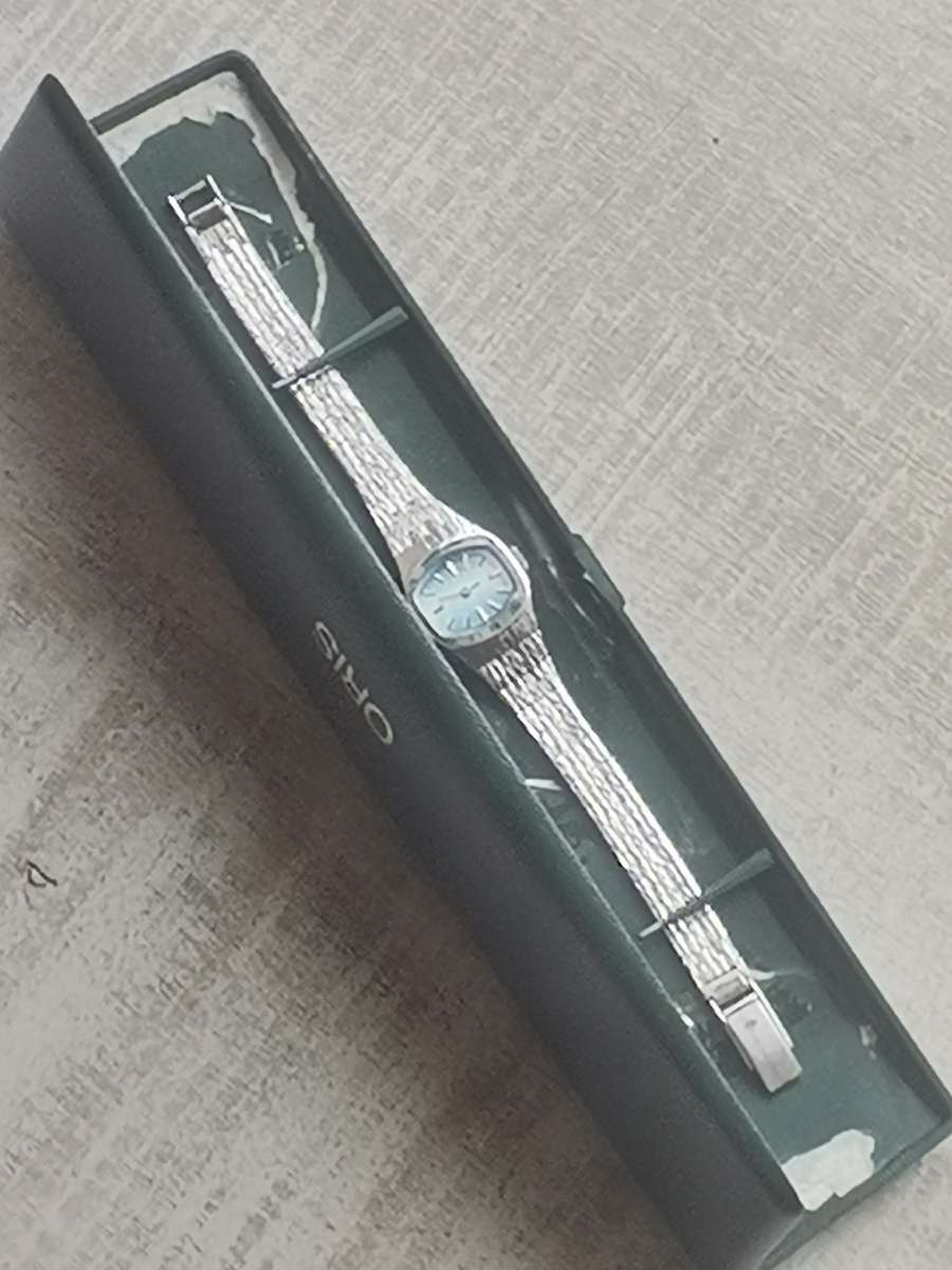 VINTAGE LADIES ORIS 17 JEWELS WATCH WITH DISPLAY BOX