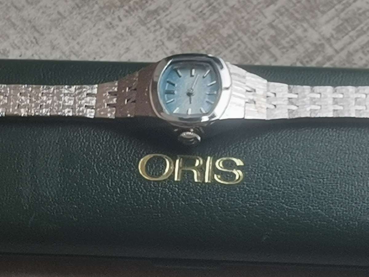 VINTAGE LADIES ORIS 17 JEWELS WATCH WITH DISPLAY BOX