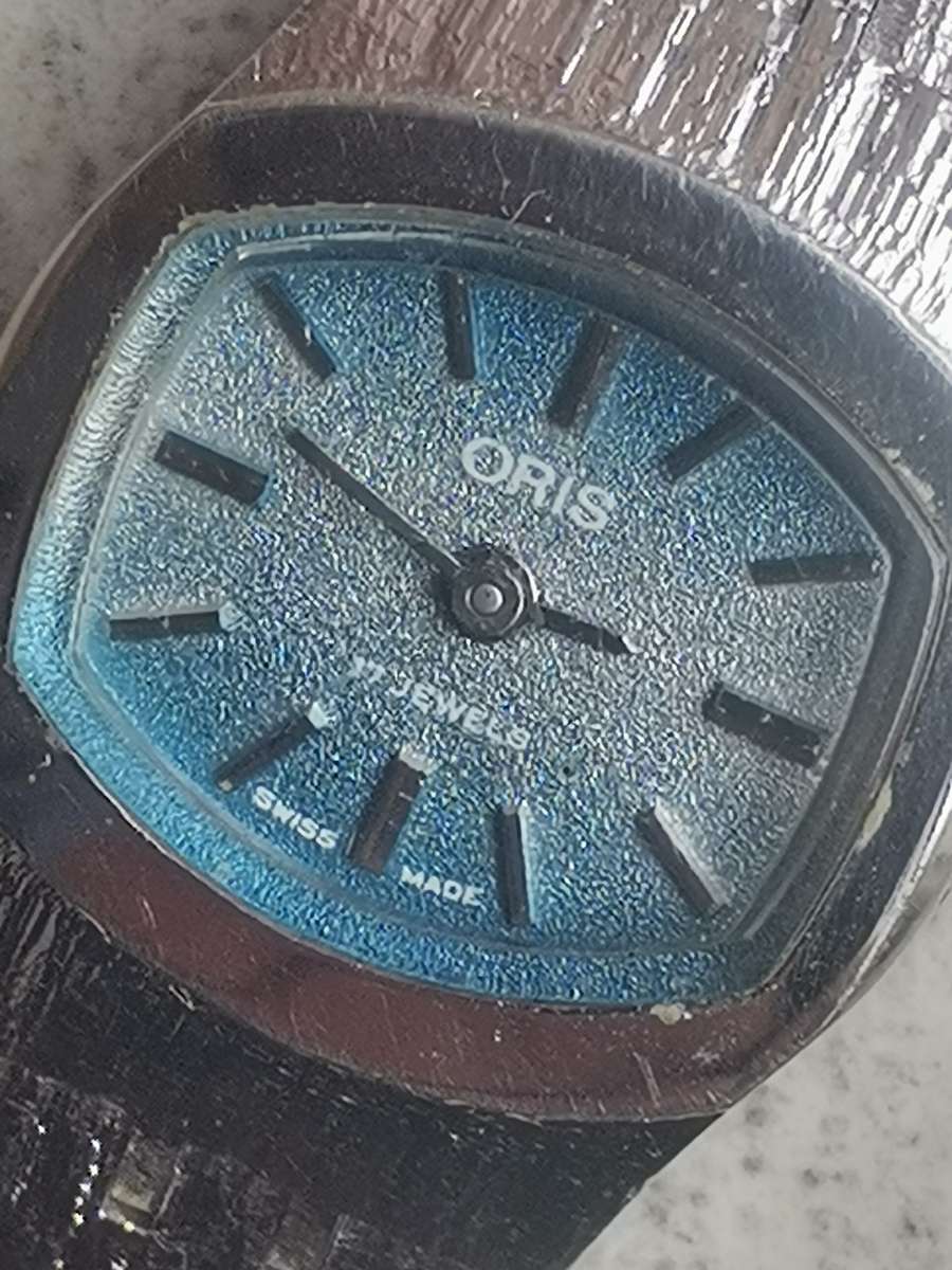 VINTAGE LADIES ORIS 17 JEWELS WATCH WITH DISPLAY BOX