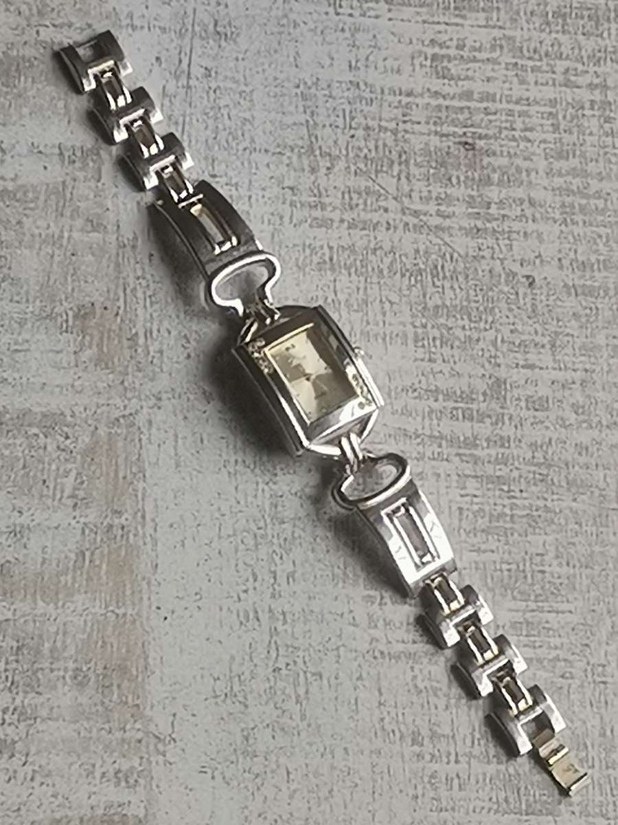 ELEGANT LADIES DIVA WATCH IN EXCELLENT WORKING CONDITION