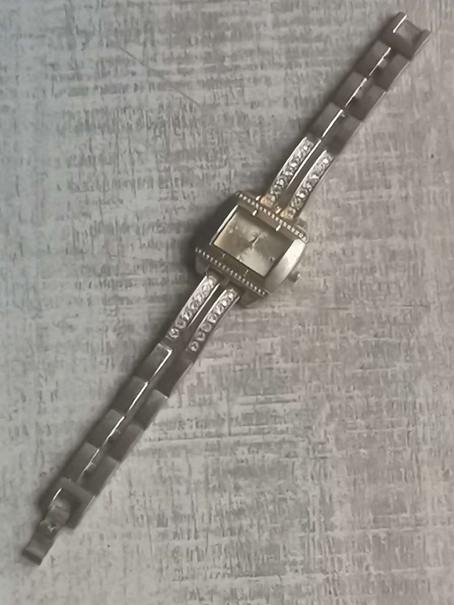 LADIES GOLD PLATED DIVA WATCH IN EXCELLENT WORKING CONDITION