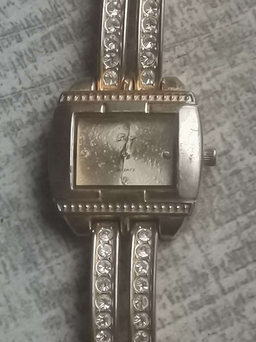 LADIES GOLD PLATED DIVA WATCH IN EXCELLENT WORKING CONDITION