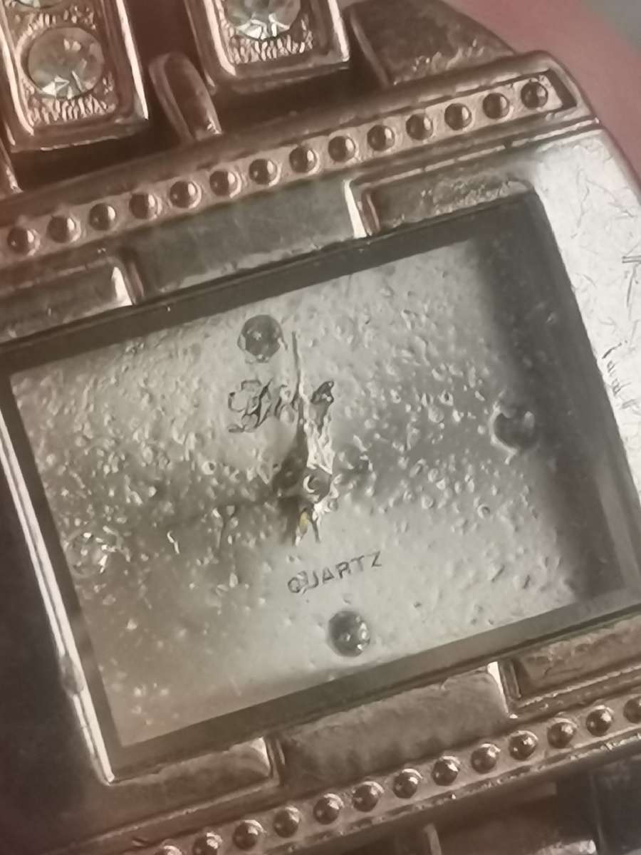 LADIES GOLD PLATED DIVA WATCH IN EXCELLENT WORKING CONDITION