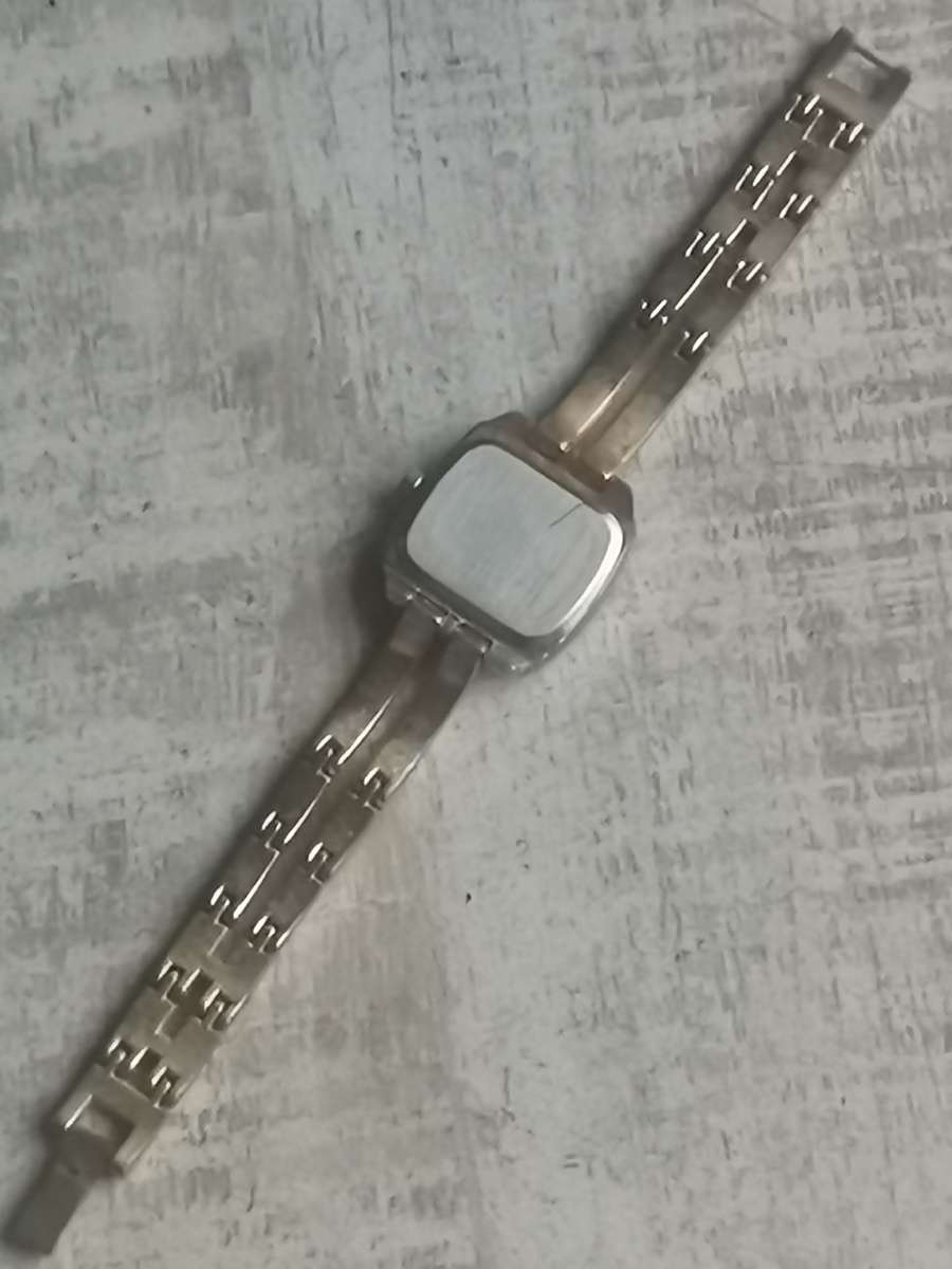 LADIES GOLD PLATED DIVA WATCH IN EXCELLENT WORKING CONDITION
