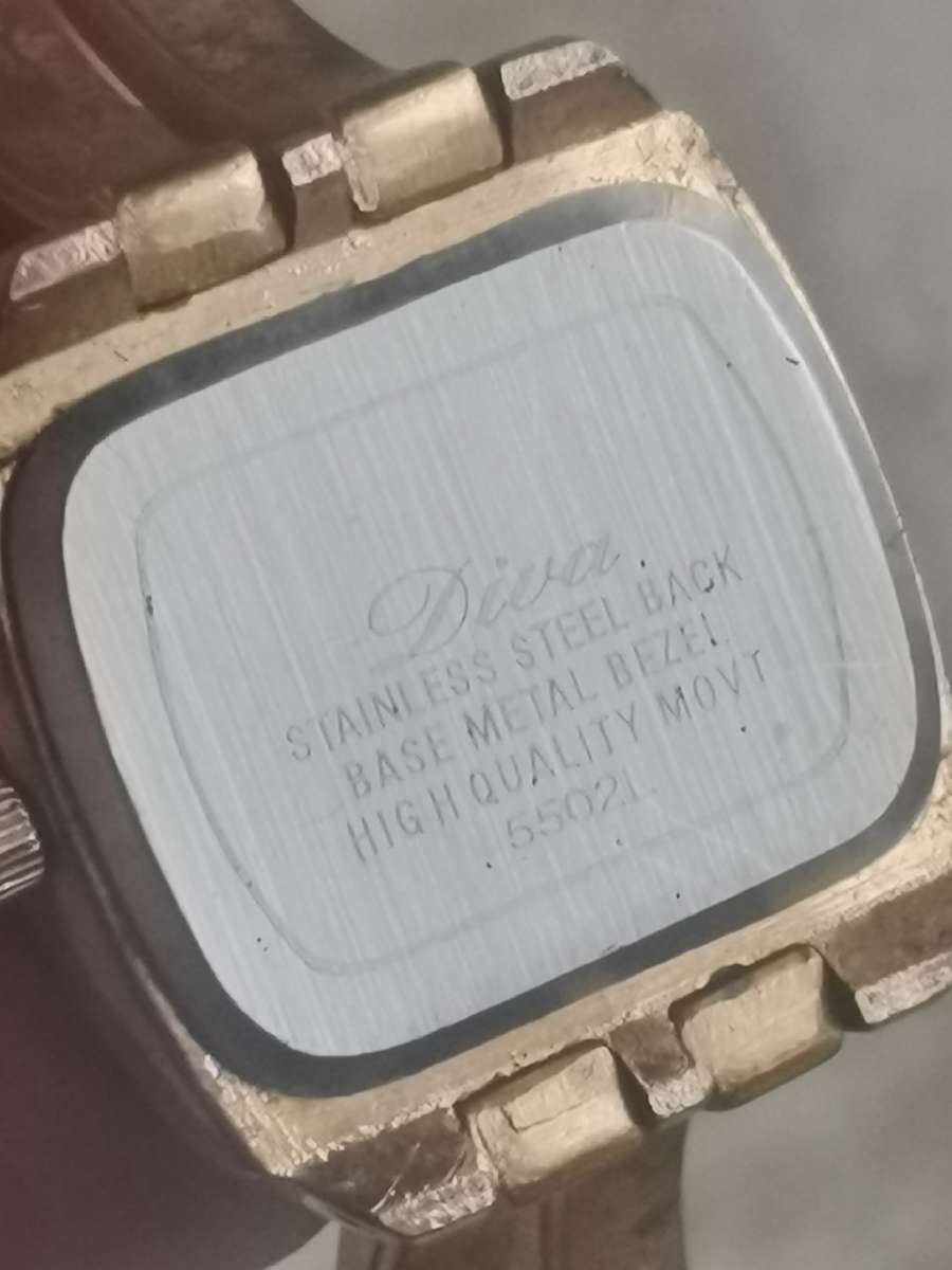 LADIES GOLD PLATED DIVA WATCH IN EXCELLENT WORKING CONDITION