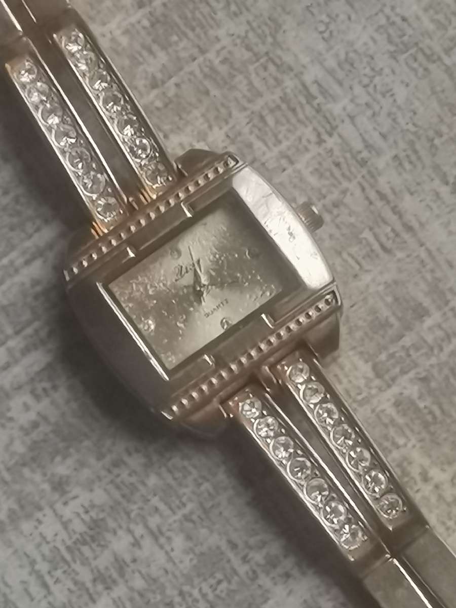 LADIES GOLD PLATED DIVA WATCH IN EXCELLENT WORKING CONDITION