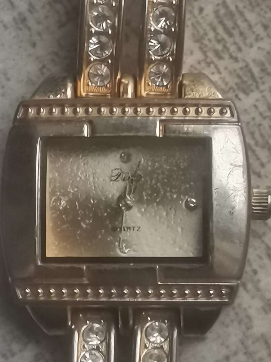 LADIES GOLD PLATED DIVA WATCH IN EXCELLENT WORKING CONDITION