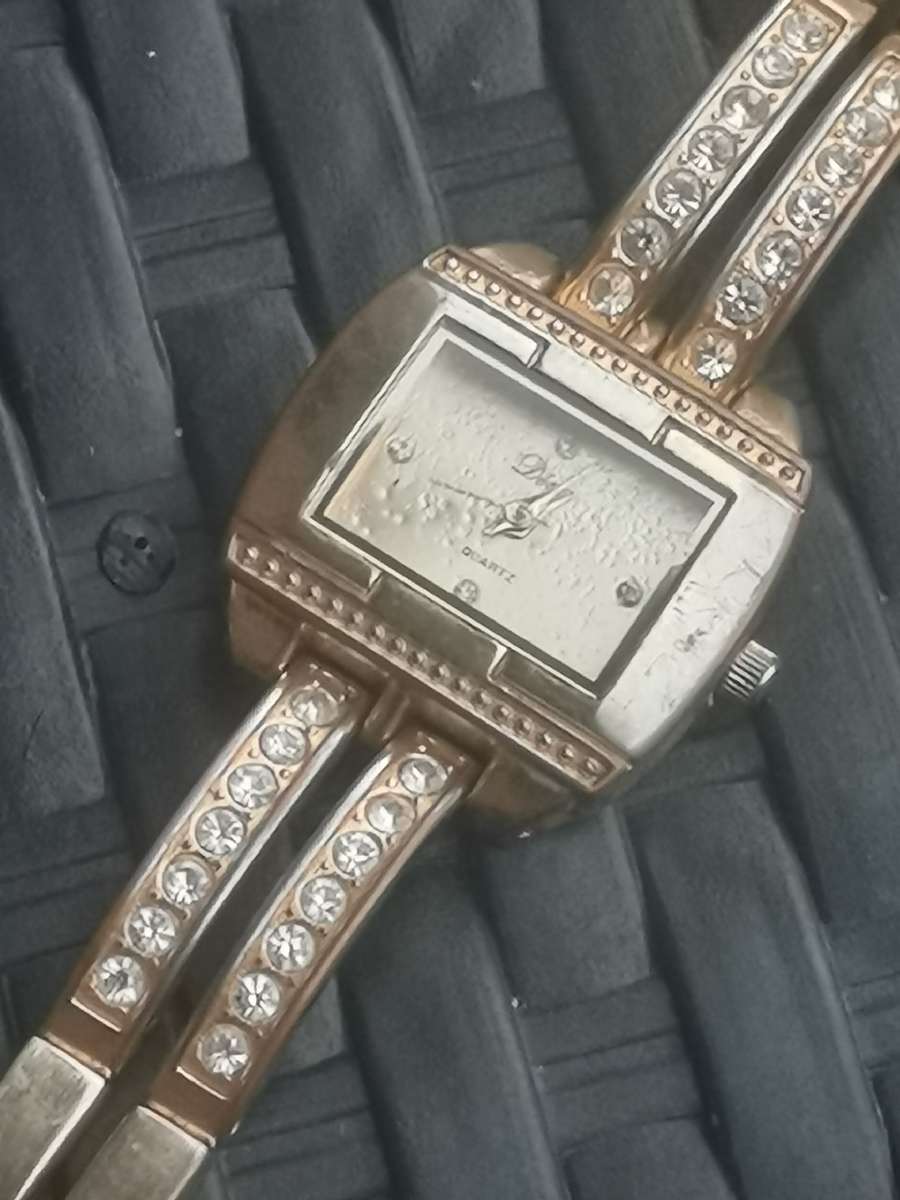 LADIES GOLD PLATED DIVA WATCH IN EXCELLENT WORKING CONDITION