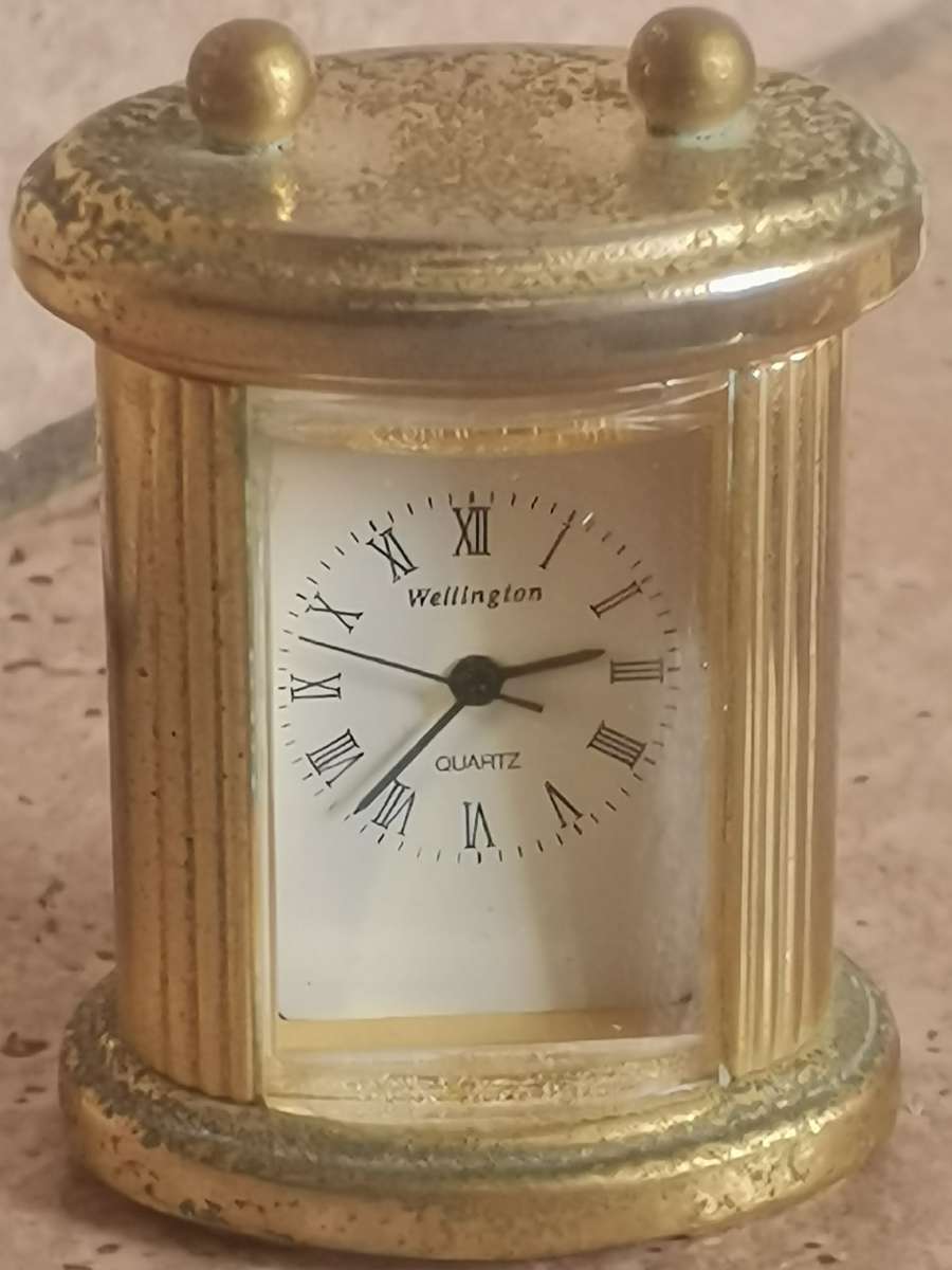VINTAGE WELLINGTON MINI DESK CLOCK IN EXCELLENT WORKING CONDITION