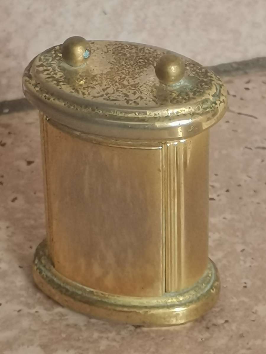 VINTAGE WELLINGTON MINI DESK CLOCK IN EXCELLENT WORKING CONDITION