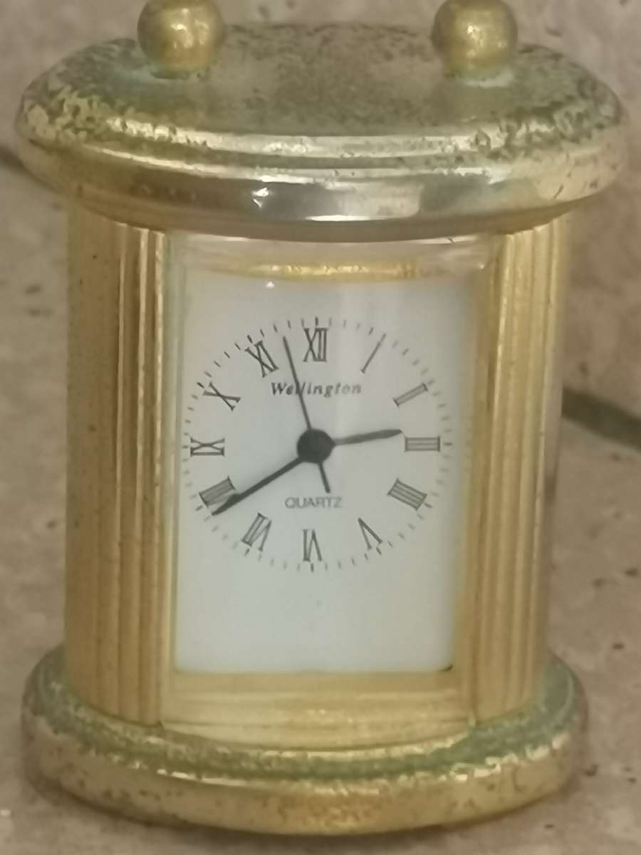 VINTAGE WELLINGTON MINI DESK CLOCK IN EXCELLENT WORKING CONDITION