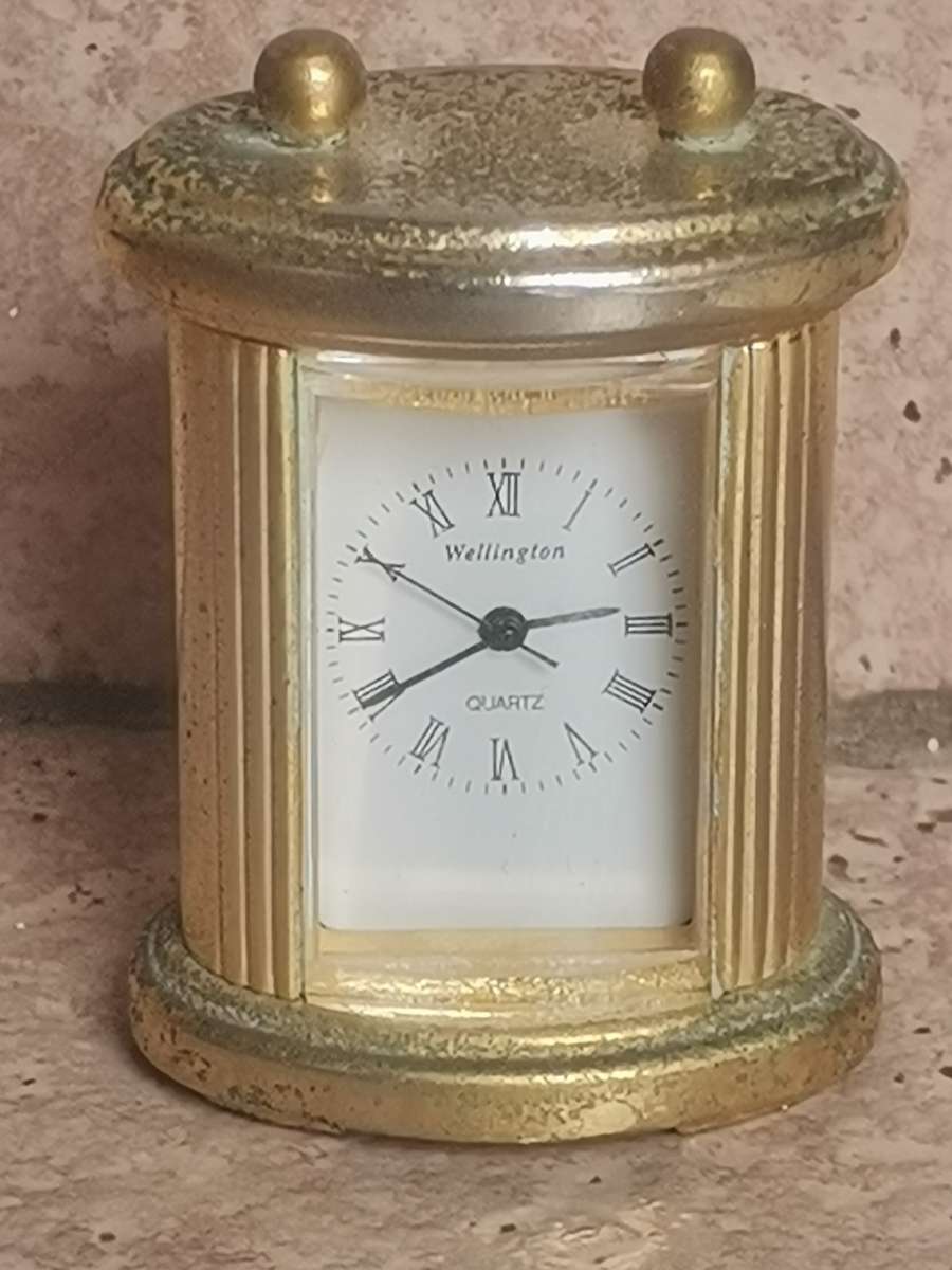 VINTAGE WELLINGTON MINI DESK CLOCK IN EXCELLENT WORKING CONDITION