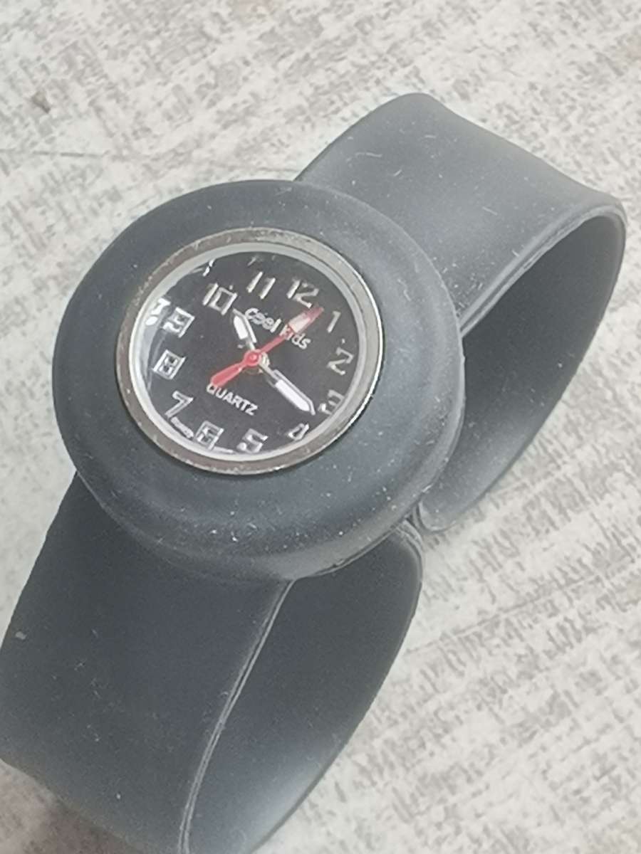 COOL KIDS UNISEX KIDDIES WATCH IN EXCELLENT WORKING CONDITION