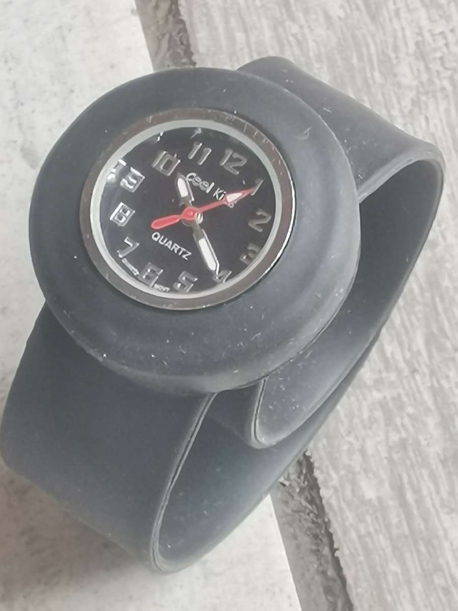 COOL KIDS UNISEX KIDDIES WATCH IN EXCELLENT WORKING CONDITION