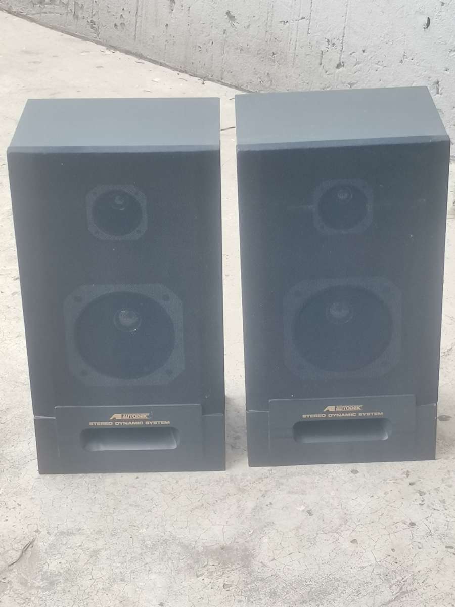 VINTAGE AUTODEK STEREO SYSTEM SPEAKERS IN GOOD WORKING CONDITION