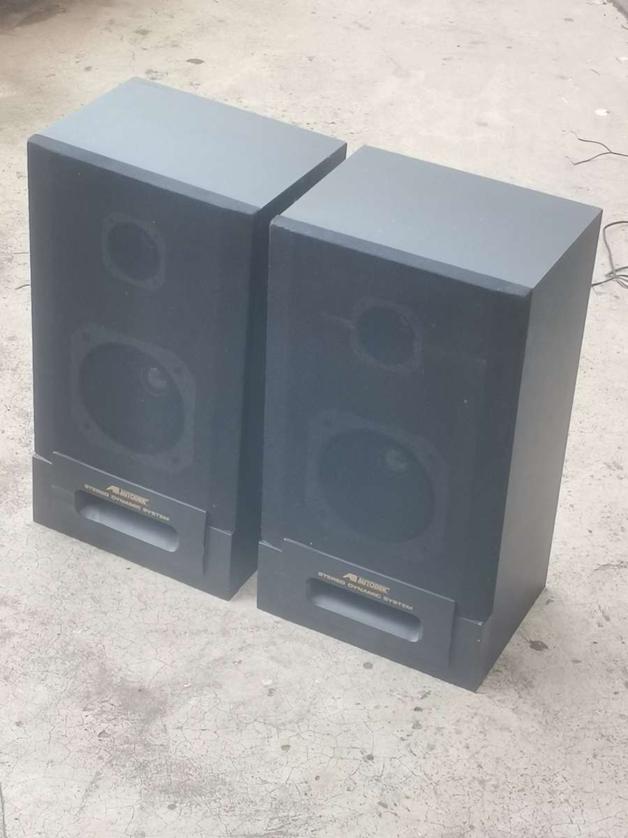 VINTAGE AUTODEK STEREO SYSTEM SPEAKERS IN GOOD WORKING CONDITION