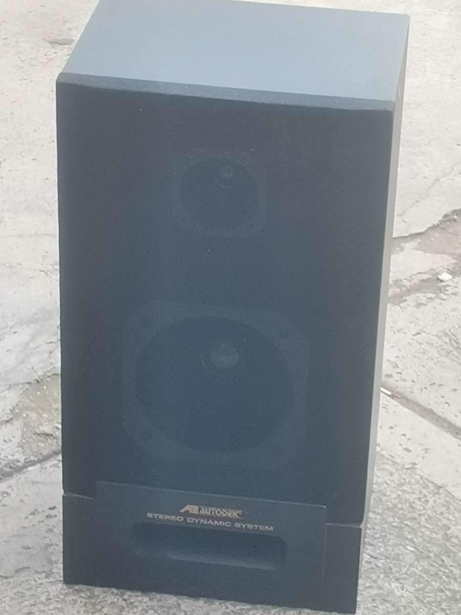 VINTAGE AUTODEK STEREO SYSTEM SPEAKERS IN GOOD WORKING CONDITION