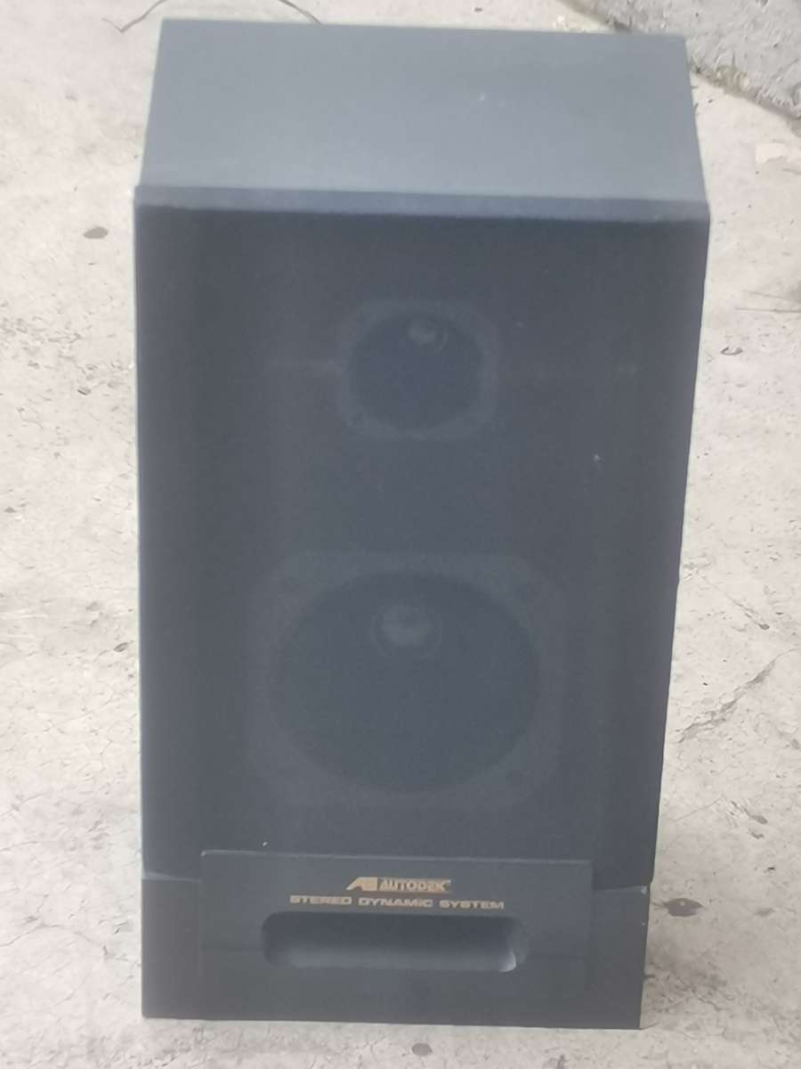 VINTAGE AUTODEK STEREO SYSTEM SPEAKERS IN GOOD WORKING CONDITION