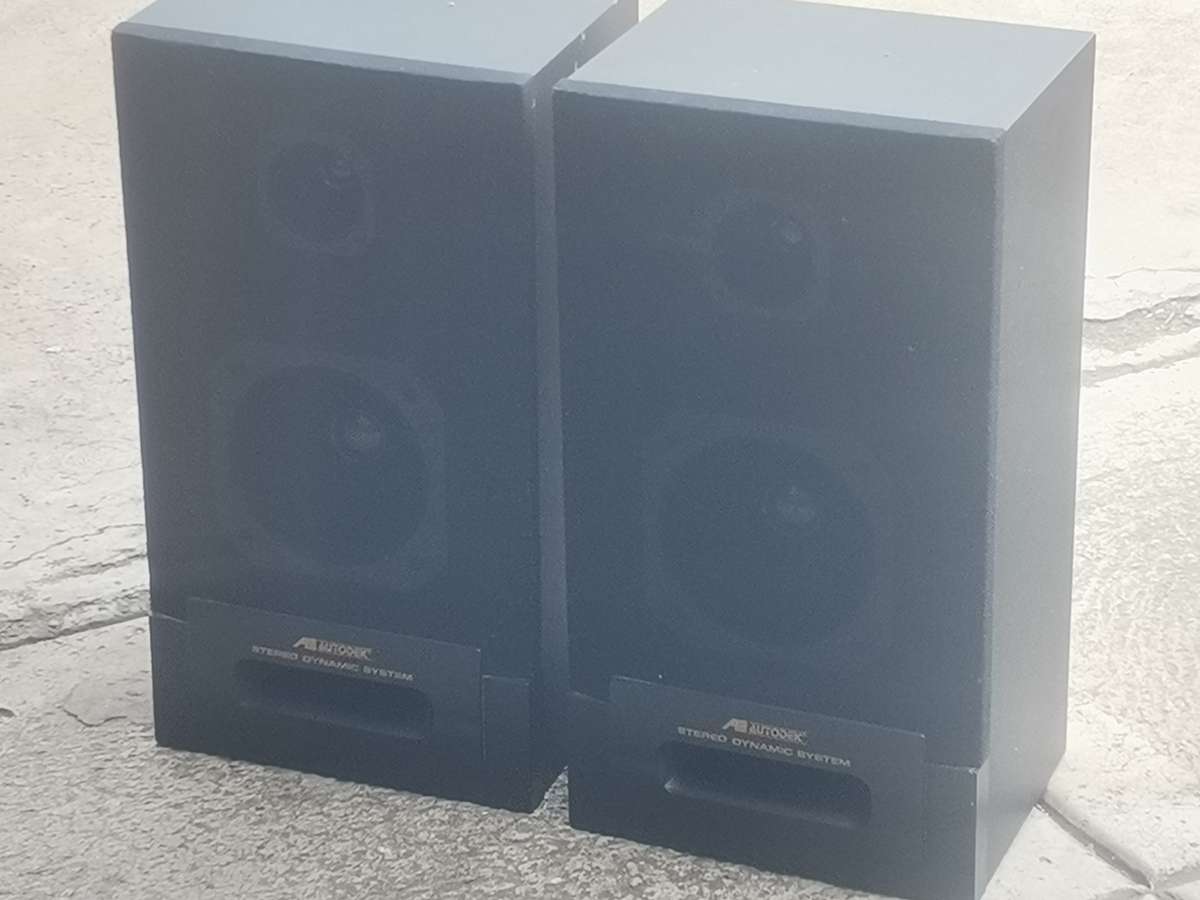 VINTAGE AUTODEK STEREO SYSTEM SPEAKERS IN GOOD WORKING CONDITION