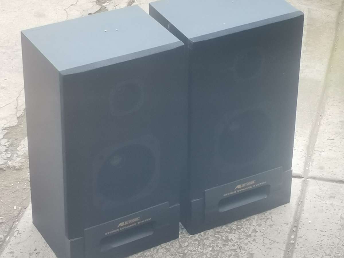 VINTAGE AUTODEK STEREO SYSTEM SPEAKERS IN GOOD WORKING CONDITION