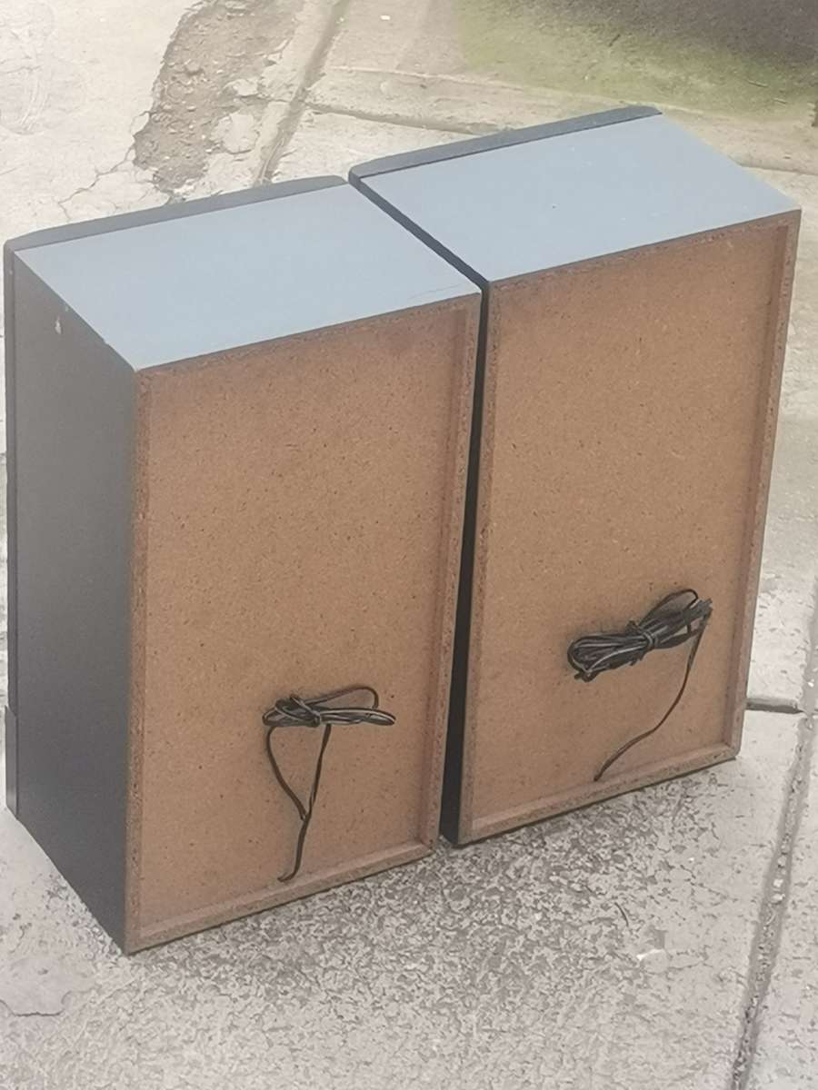 VINTAGE AUTODEK STEREO SYSTEM SPEAKERS IN GOOD WORKING CONDITION