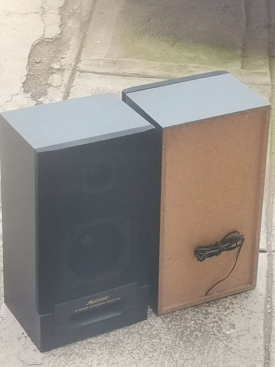 VINTAGE AUTODEK STEREO SYSTEM SPEAKERS IN GOOD WORKING CONDITION