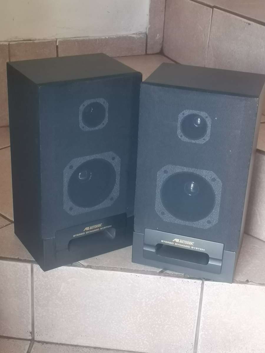 VINTAGE AUTODEK STEREO SYSTEM SPEAKERS IN GOOD WORKING CONDITION
