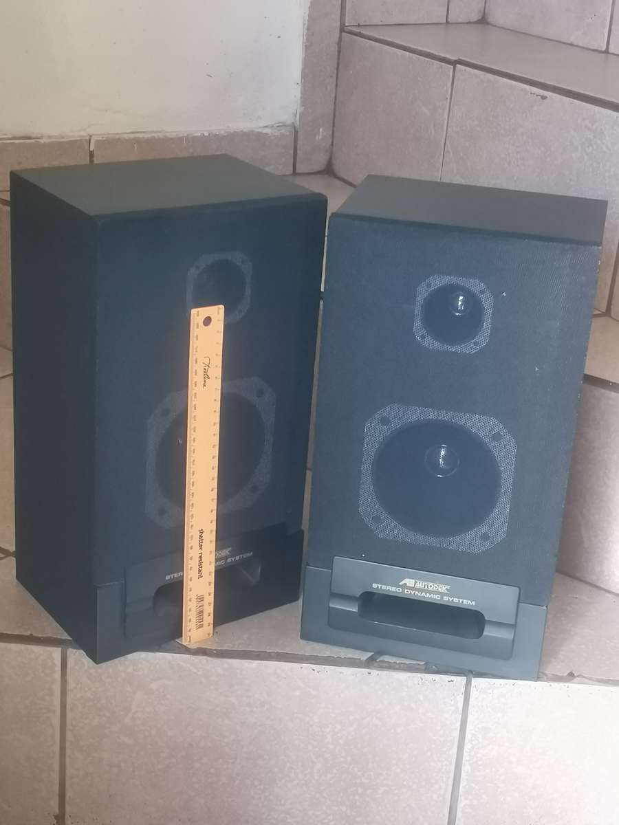 VINTAGE AUTODEK STEREO SYSTEM SPEAKERS IN GOOD WORKING CONDITION