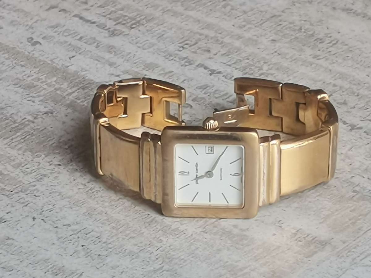 LADIES STUNNING PIERRE CARDIN SWISS MADE GOLD WATCH IN EXCELLENT WORKING CONDITION