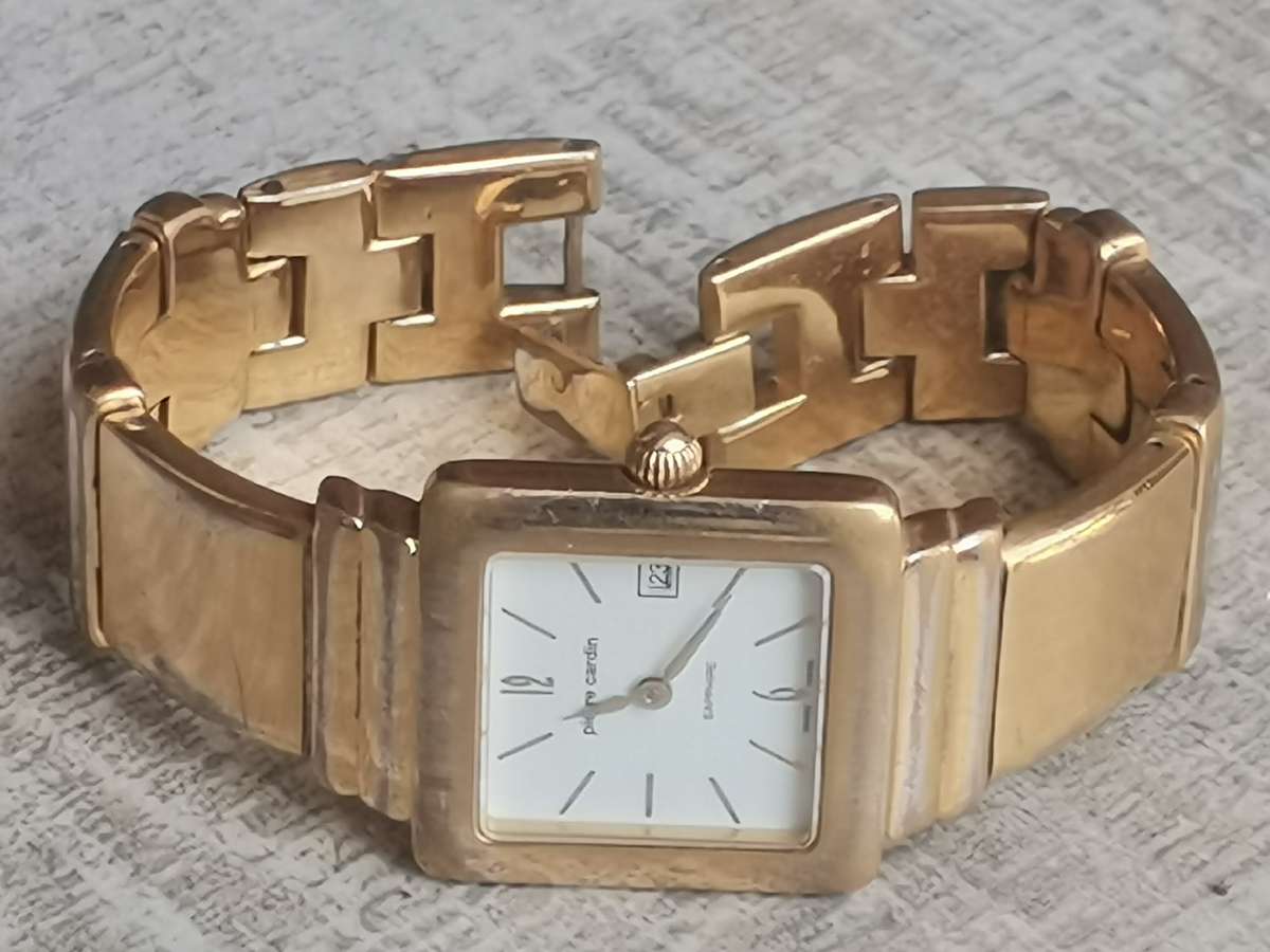 LADIES STUNNING PIERRE CARDIN SWISS MADE GOLD WATCH IN EXCELLENT WORKING CONDITION