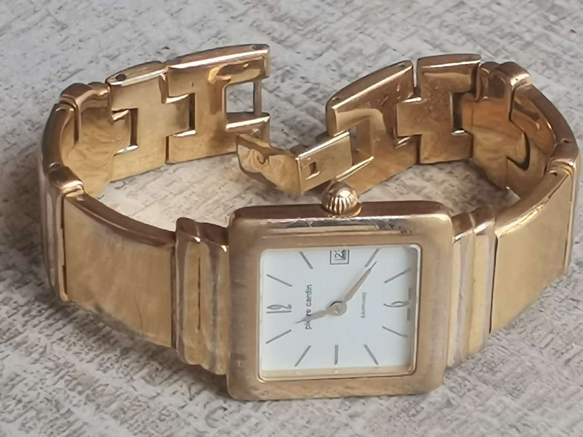 LADIES STUNNING PIERRE CARDIN SWISS MADE GOLD WATCH IN EXCELLENT WORKING CONDITION