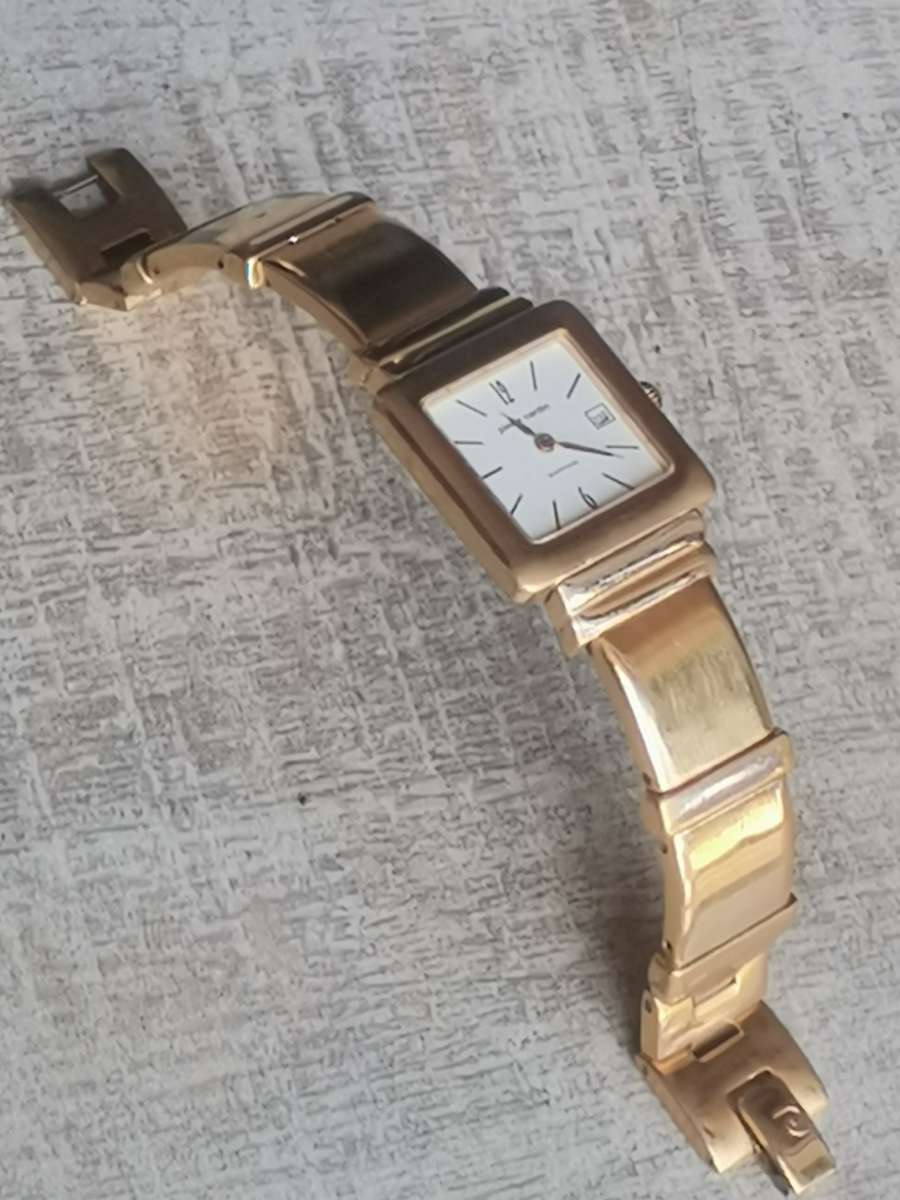 LADIES STUNNING PIERRE CARDIN SWISS MADE GOLD WATCH IN EXCELLENT WORKING CONDITION