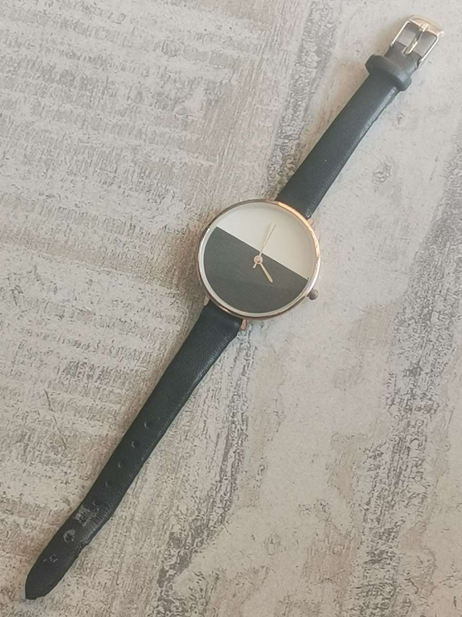 LADIES ELEGANT HUGE DIAL FASHION WATCH IN EXCELLENT WORKING CONDITION