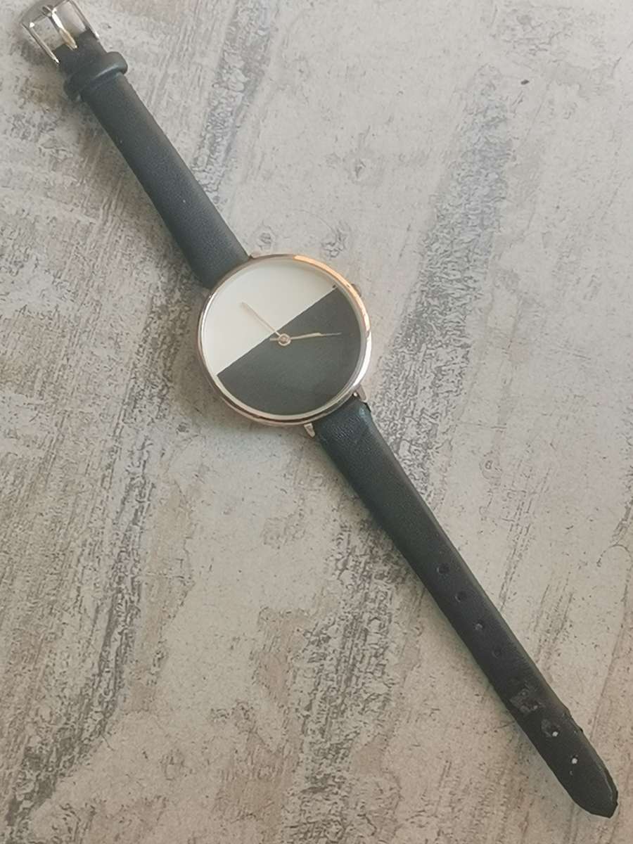 LADIES ELEGANT HUGE DIAL FASHION WATCH IN EXCELLENT WORKING CONDITION