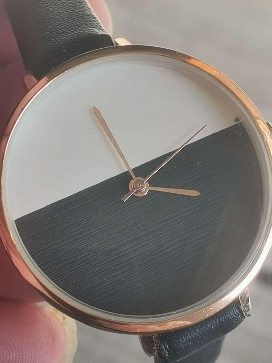 LADIES ELEGANT HUGE DIAL FASHION WATCH IN EXCELLENT WORKING CONDITION