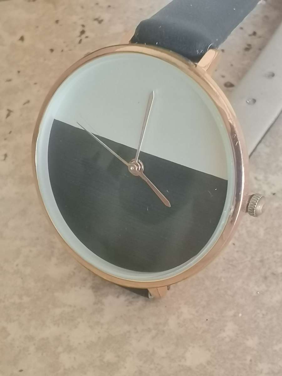 LADIES ELEGANT HUGE DIAL FASHION WATCH IN EXCELLENT WORKING CONDITION