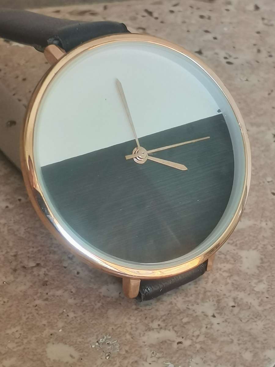 LADIES ELEGANT HUGE DIAL FASHION WATCH IN EXCELLENT WORKING CONDITION