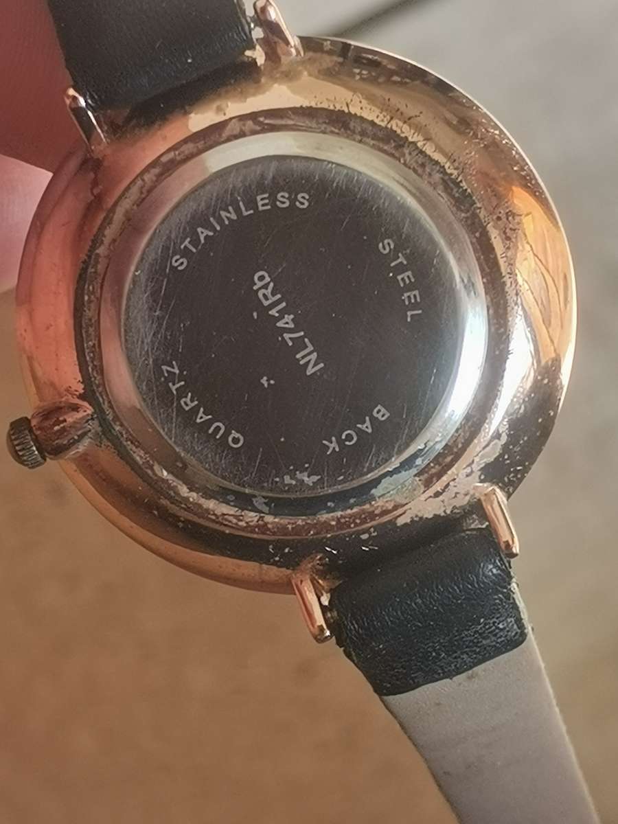 LADIES ELEGANT HUGE DIAL FASHION WATCH IN EXCELLENT WORKING CONDITION