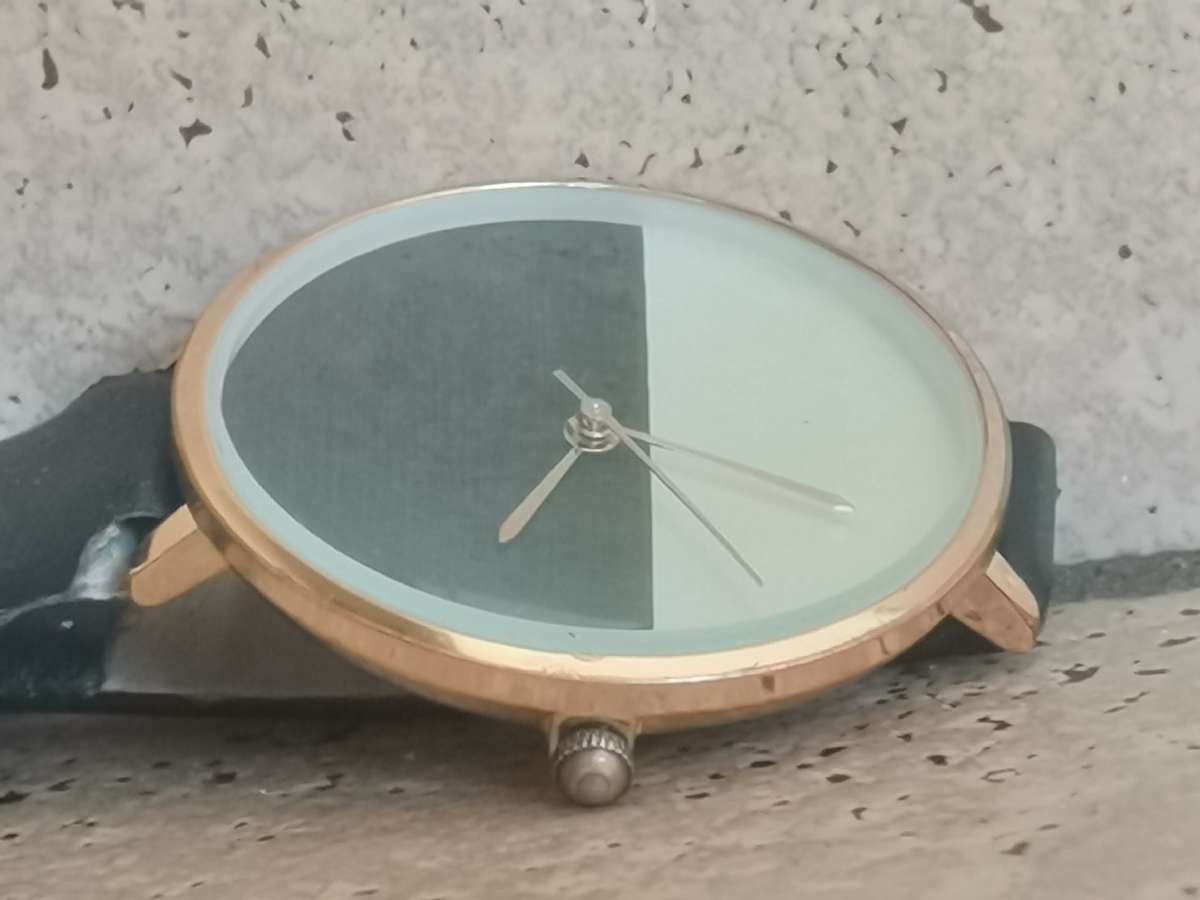 LADIES ELEGANT HUGE DIAL FASHION WATCH IN EXCELLENT WORKING CONDITION