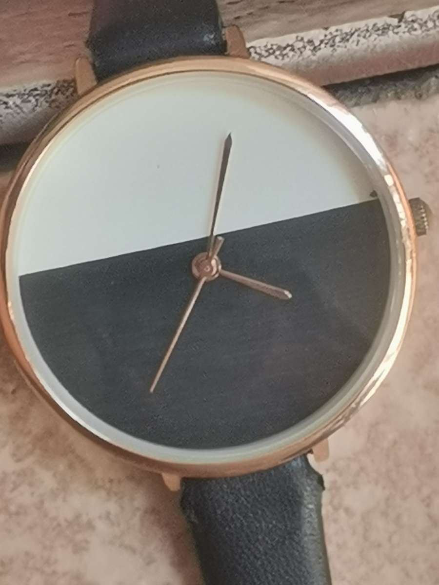 LADIES ELEGANT HUGE DIAL FASHION WATCH IN EXCELLENT WORKING CONDITION