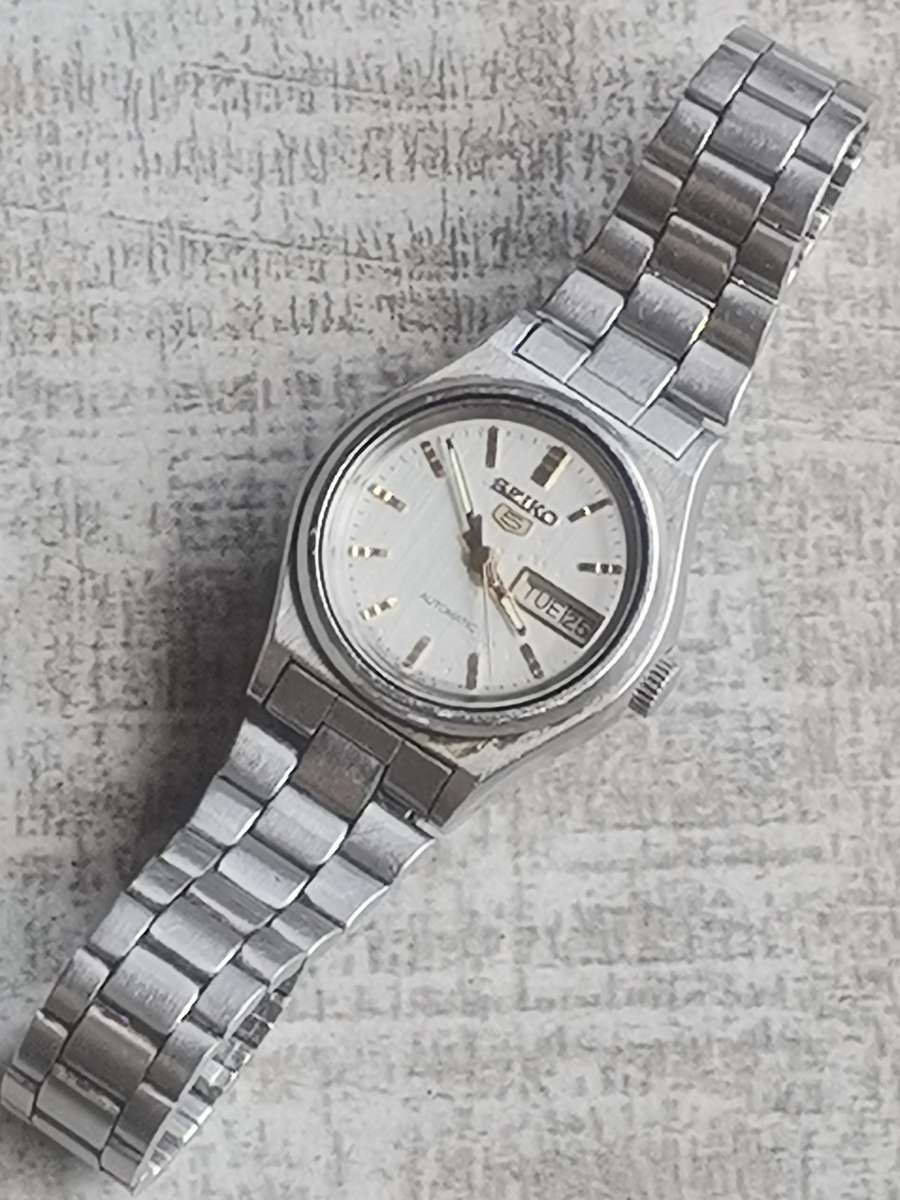LADIES SEIKO 5 AUTOMATIC WATCH WITH DAY/DATE FUNCTION - WORKS WELL BUT NEED SERVICE