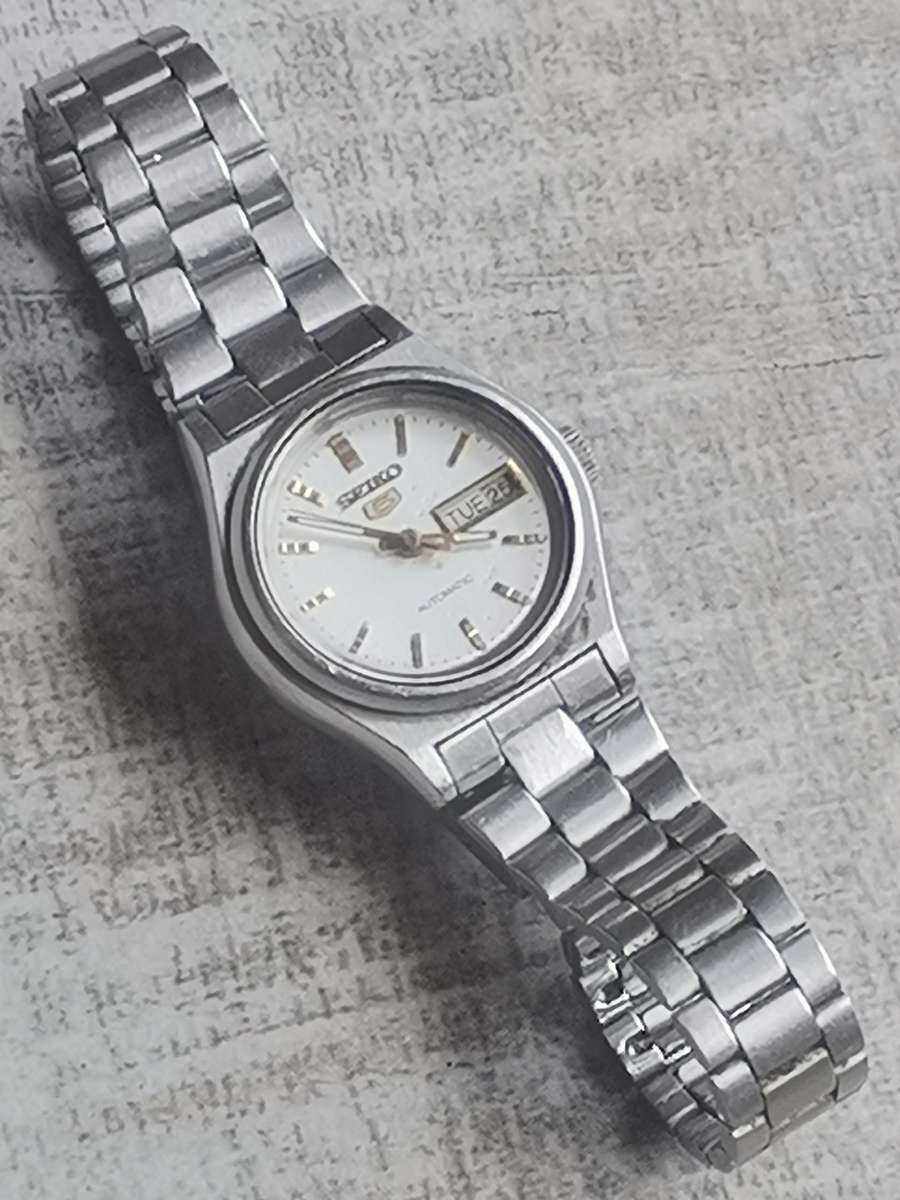 LADIES SEIKO 5 AUTOMATIC WATCH WITH DAY/DATE FUNCTION - WORKS WELL BUT NEED SERVICE