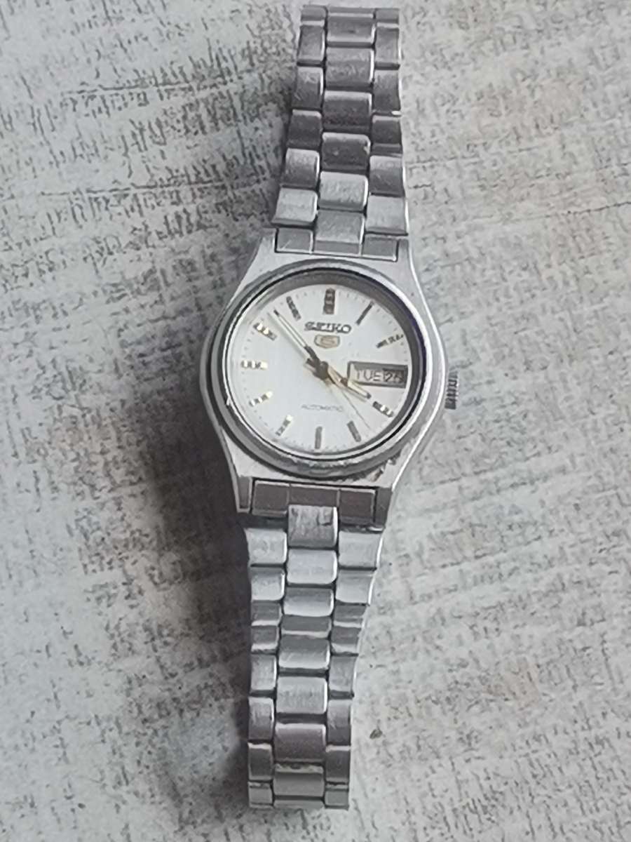 LADIES SEIKO 5 AUTOMATIC WATCH WITH DAY/DATE FUNCTION - WORKS WELL BUT NEED SERVICE