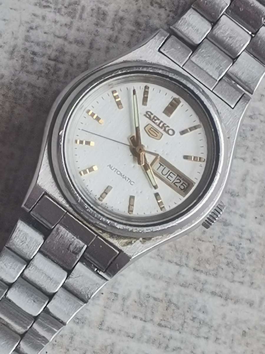 LADIES SEIKO 5 AUTOMATIC WATCH WITH DAY/DATE FUNCTION - WORKS WELL BUT NEED SERVICE