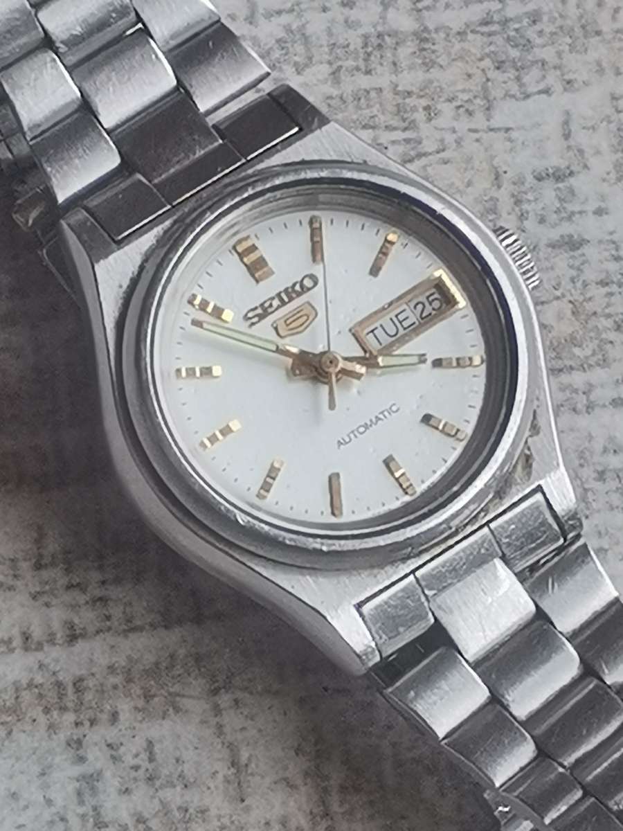 LADIES SEIKO 5 AUTOMATIC WATCH WITH DAY/DATE FUNCTION - WORKS WELL BUT NEED SERVICE