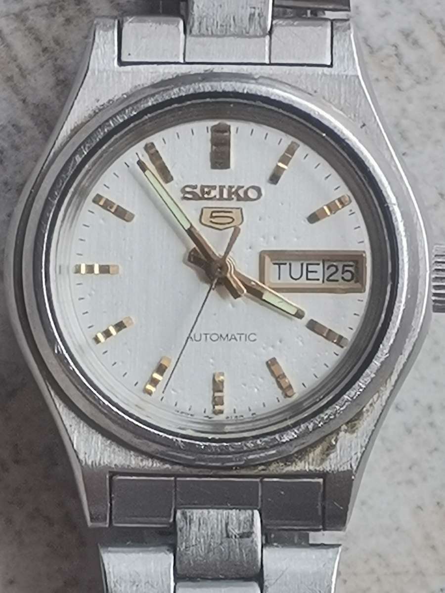 LADIES SEIKO 5 AUTOMATIC WATCH WITH DAY/DATE FUNCTION - WORKS WELL BUT NEED SERVICE