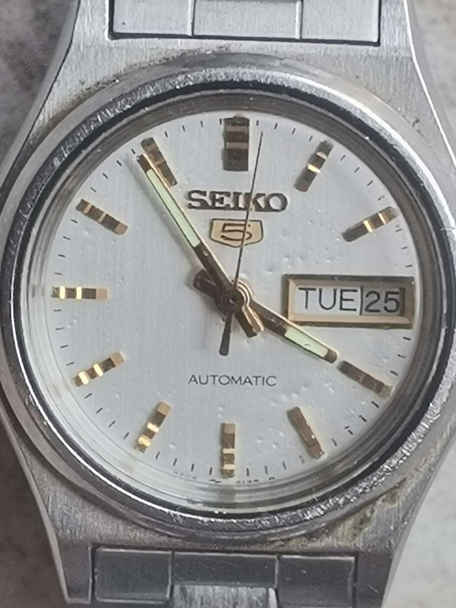 LADIES SEIKO 5 AUTOMATIC WATCH WITH DAY/DATE FUNCTION - WORKS WELL BUT NEED SERVICE