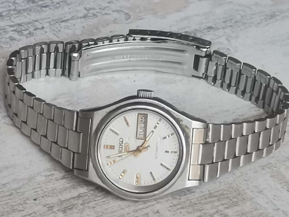LADIES SEIKO 5 AUTOMATIC WATCH WITH DAY/DATE FUNCTION - WORKS WELL BUT NEED SERVICE